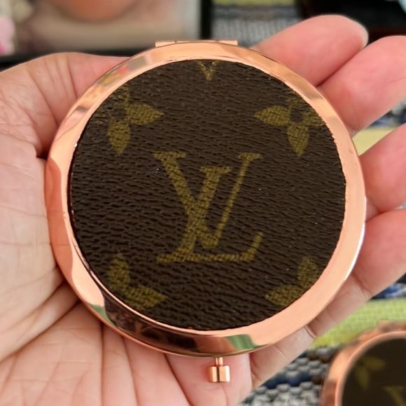 Compact Mirror - Picture 9 of 10